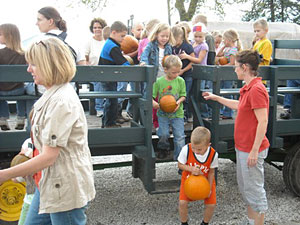 School field trips to Howell's Pumpkin Patch in Cummings, Iowa are fun and educational. 
